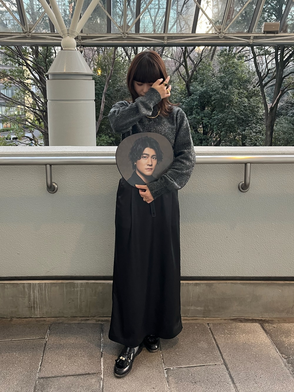 「クロップドトップス、ラメカーディガン、サテンスカート、ローファー、ゴールドアクセ、H BEAUTY&YOUTH、Maglia Plus、ZARA、CENE、SixTONES、参戦服、ライブコーデ」｜「H　BEAUTY&YOUTH UNITED ARROWSの＜H＞スパークルニットカーディガン（カーディガン/ボレロ、グレー系）」を使った、mさん（レディース・157cm）の春コーディネートの1枚目の写真