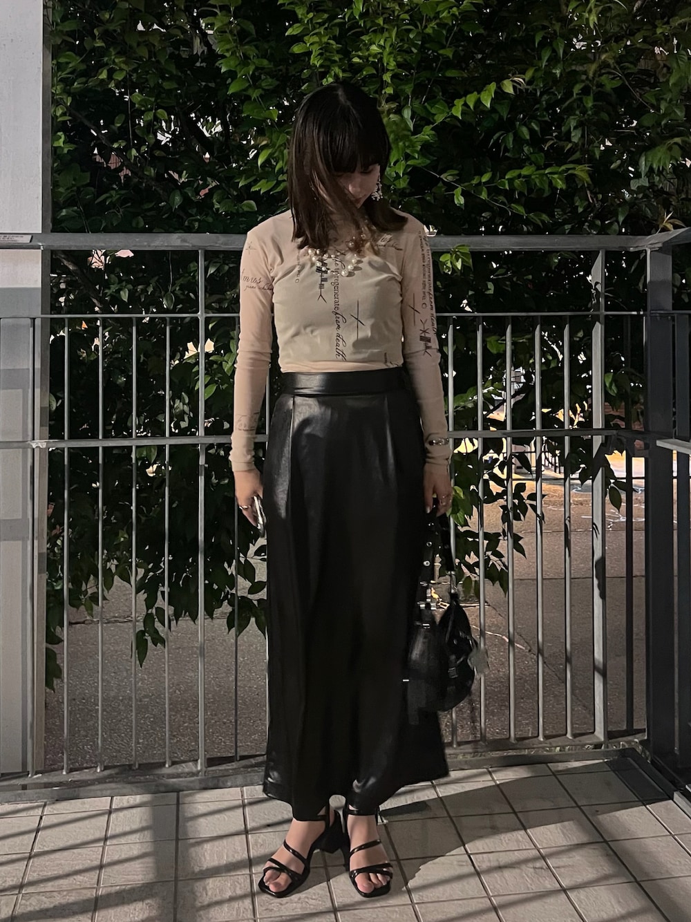「シアートップス、サテンスカート、サテン、サンダル、パールネックレス、YUUNA ICHIKAWA、litmus、Maglia Plus、H&M、AZUL by moussy」｜「YUUNA ICHIKAWAのアイテム（トップス、ベージュ系）」を使った、mさん（レディース・157cm）の秋コーディネートの1枚目の写真