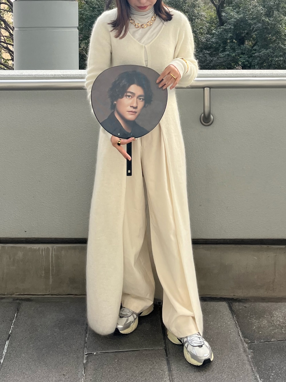 「ワントーンコーデ、ホワイトコーデ、ニットカーディガン、ゴールドアクセ、スニーカーコーデ、ADAM ET ROPÉ、UNIQLO、stylemixer、NIKE、v2krun、maisonspecial、CENE、SixTONES、参戦服、ライブコーデ」｜「ADAM ET ROPE'のモヘアロングカーディガン（カーディガン/ボレロ、ホワイト系）」を使った、mさん（レディース・157cm）の春コーディネートの1枚目の写真