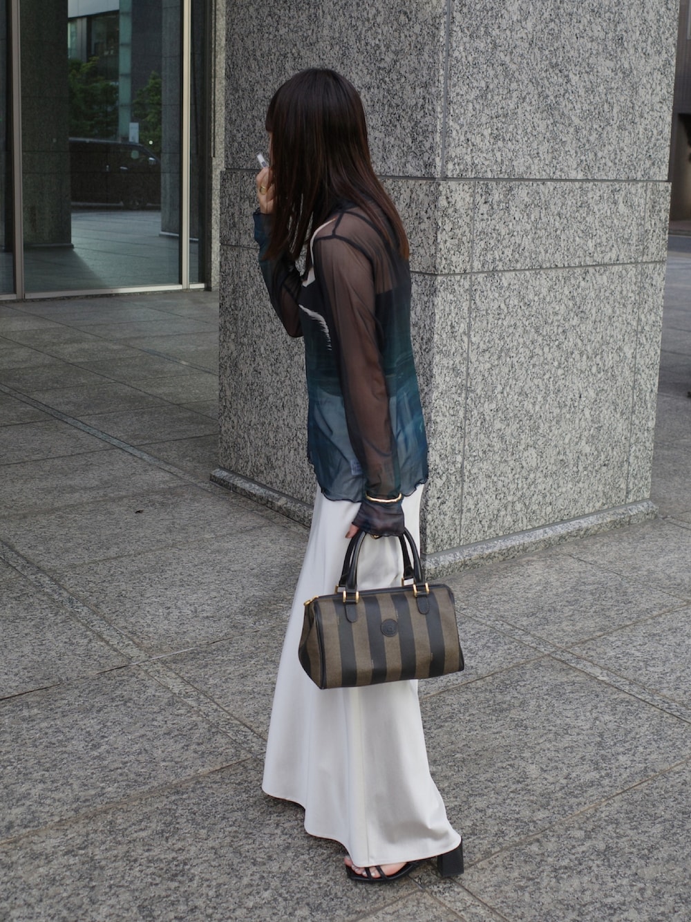 「シアートップス、サテンスカート、サテン、サンダル、ボストンバッグ、sahara、H BEAUTY&YOUTH、FENDI、AZUL by moussy」｜「saharaのH/N Sheer Top/ハイネックシアートップス（Tシャツ/カットソー、ブラック系）」を使った、mさん（レディース・157cm）の秋コーディネートの1枚目の写真