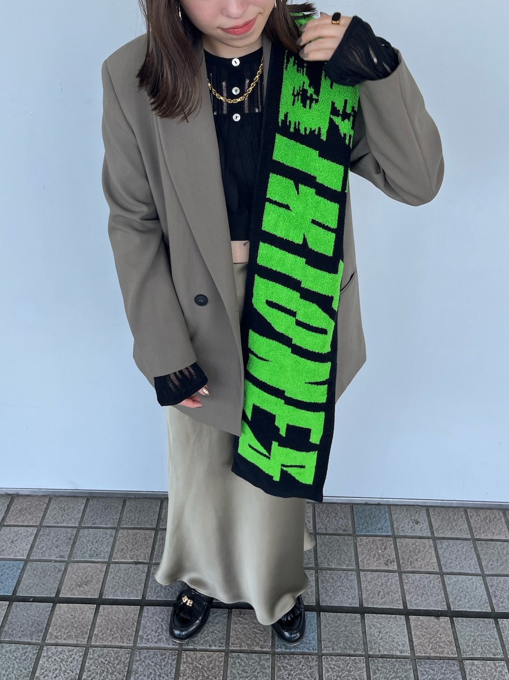 「テーラードジャケット、サテンスカート、ゴールドアクセ、カーキ、肌見せ、ZARA、CENE、参戦服、ライブコーデ、SixTONES」｜「ZARAのアイテム（テーラードジャケット、グリーン系）」を使った、mさん（レディース・157cm）の冬コーディネートの1枚目の写真