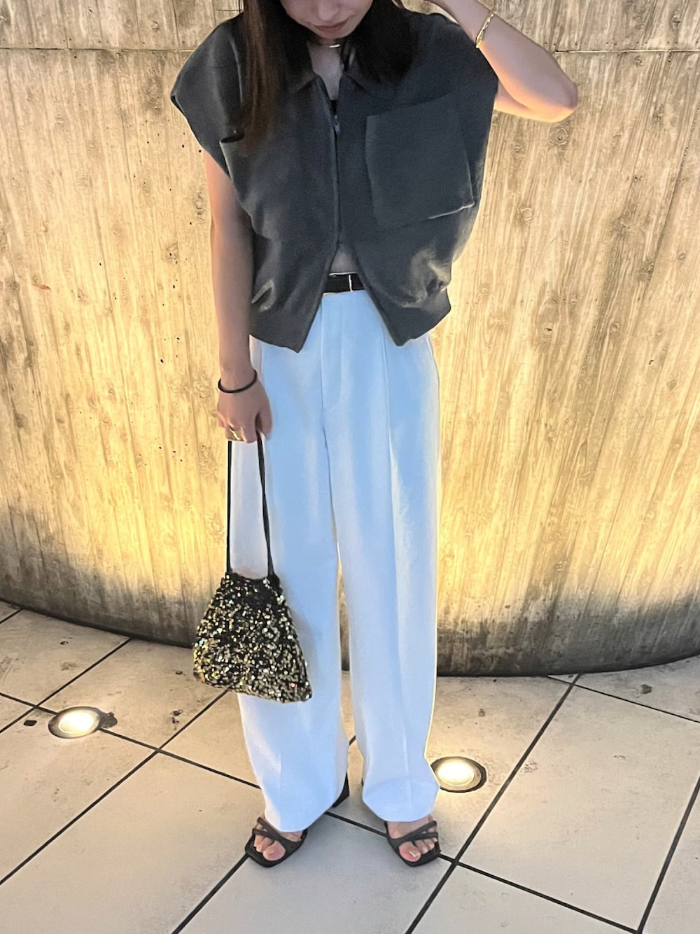 「ニットベスト、パンツスタイル、ホワイトパンツ、ラメ、ラメバッグ、サンダル、stylemixer、UNIQLO、BEAUTY&YOUTH UNITED ARROWS、AZUL by moussy」｜「STYLEMIXERのポケットニットジップベスト（ベスト、グレー系）」を使った、mさん（レディース・157cm）の秋コーディネートの1枚目の写真
