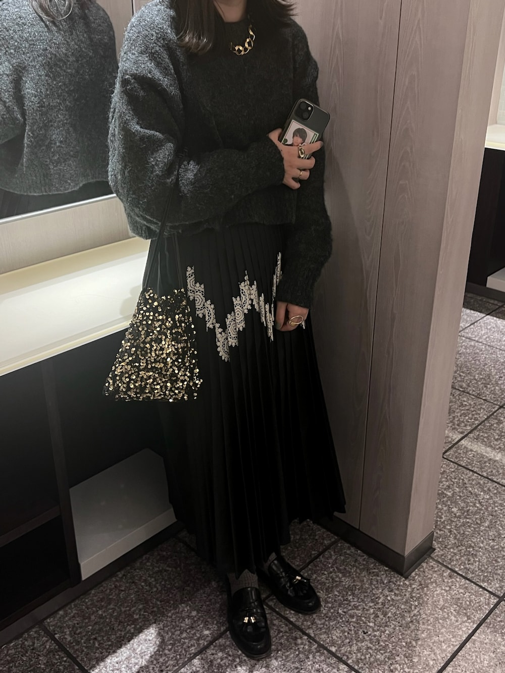 「ニット、プリーツスカート、ラメバッグ、ラメ、ローファー、ゴールドアクセ、ワントーンコーデ、モード、JILSANDER、H&M、ZARA、BEAUTY&YOUTH UNITED ARROWS、maisonspecial、SixTONES」｜「H&Mのアイテム（ニット/セーター、グレー系）」を使った、mさん（レディース・157cm）の秋コーディネートの1枚目の写真