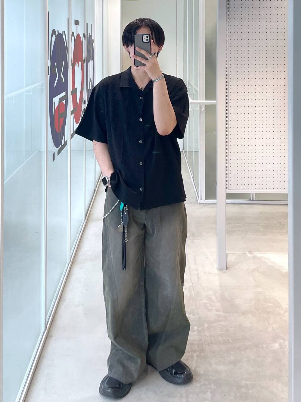 ブルー系のデニムパンツ、ブラック系のシャツ/ブラウスを着用したメンズの夏コーディネートの1枚目の写真