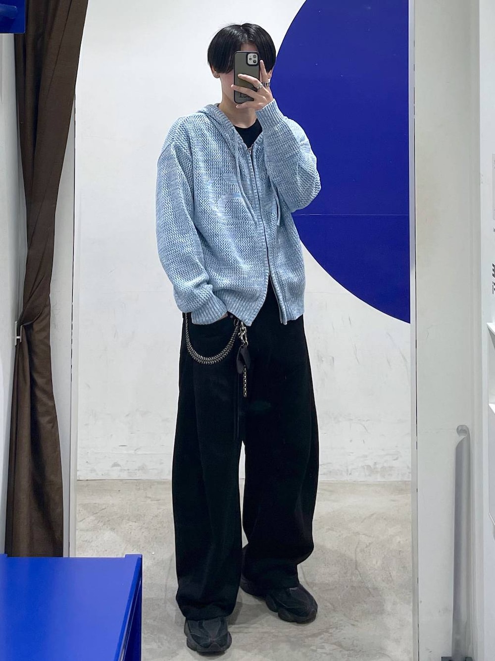 ブラック系のスウェットパンツ、ブルー系のパーカーを着用したメンズの春コーディネートの1枚目の写真