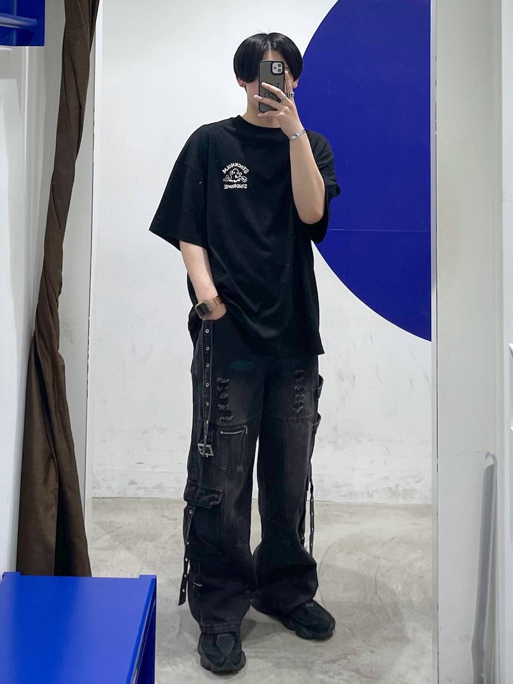 ブラック系のTシャツ/カットソーを着用したメンズの春コーディネートの1枚目の写真