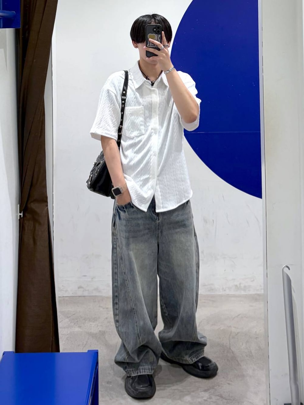 ブルー系のデニムパンツ、ブラック系のショルダーバッグ、ホワイト系のシャツ/ブラウスを着用したメンズの夏コーディネートの1枚目の写真