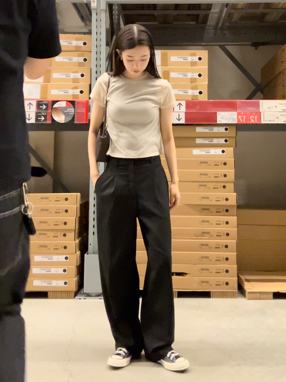 「シンプルスタイル、UNIQLO、パンツコーデ、休日スタイル、スニーカーコーデ、プチプラコーデ、converse、パンツスタイル、透け感、シアートップス」｜「UNIQLOのアイテム（スラックス、ブラック系）」を使った、aさん（レディース・163cm）の秋コーディネートの1枚目の写真