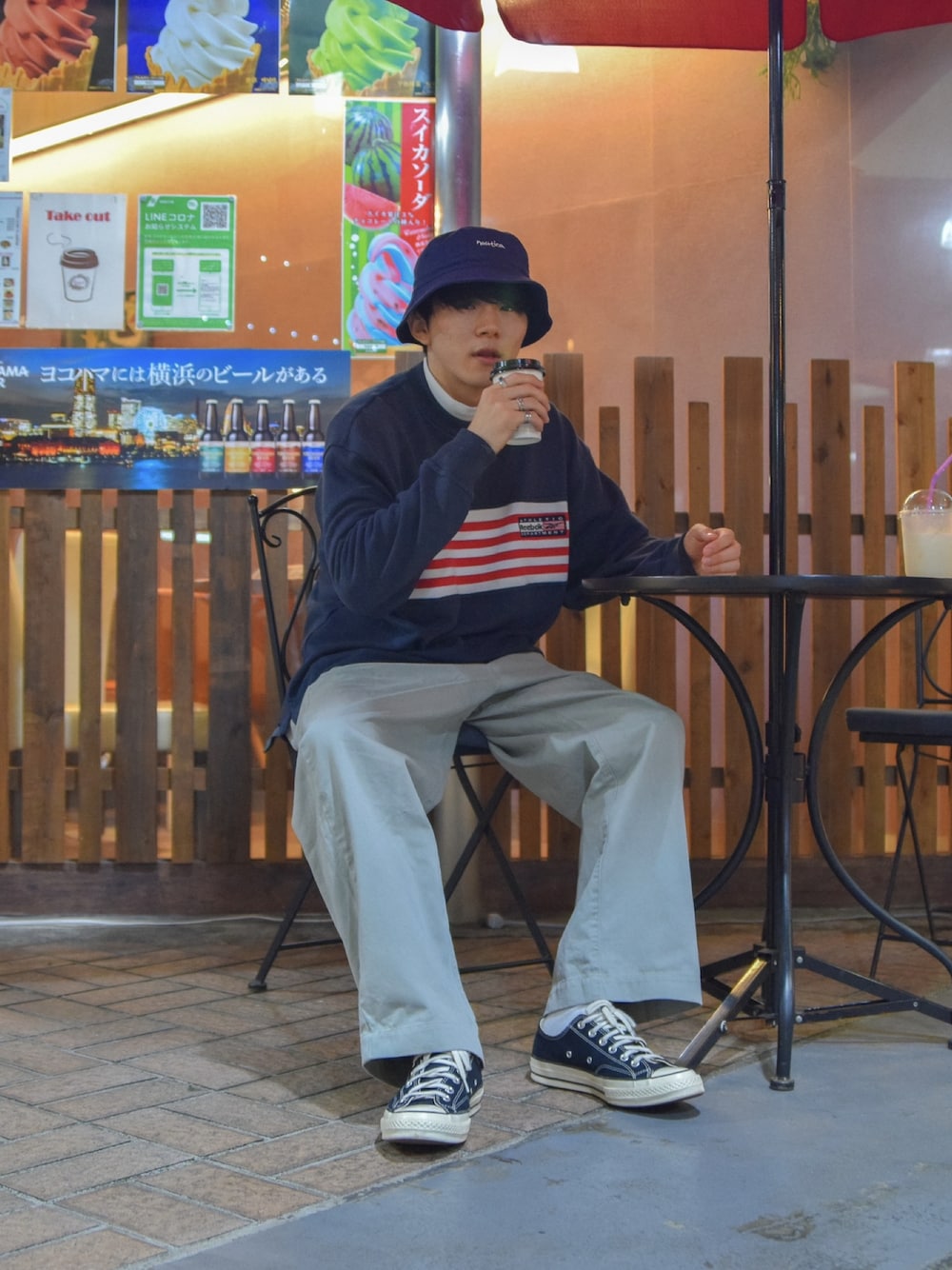 「古着、スウェット、ビッグシルエット、レイヤード、ストリート、レイヤードスタイル、タートルネック、古着MIX、バケットハット、ストリートMIX、古着コーデ、ストリートファッション、ストリートコーデ、バケハ、いいね、save、フォローお願いします🤑」｜「CONVERSEのCONVERSE/コンバース CHUCK TAYLOR 70（スニーカー、ブラック系）」を使った、しゃちょーさん（メンズ・169cm）の秋コーディネートの1枚目の写真