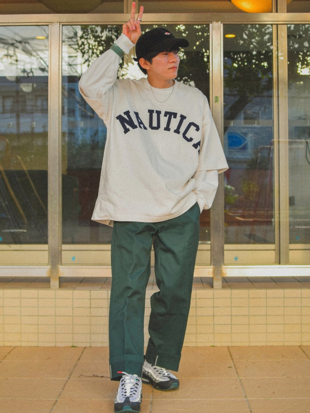 「カジュアル、レイヤード、キャップ、秋のコーデ、ストリート、レイヤードスタイル、ロンT、白Tシャツ、ストリートMIX、ロングTシャツ、ストリートコーデ、ストリート系、秋コーデ、キャップコーデ、だから秋服が好き」｜「Dickiesの【Dickies/ディッキーズ】　THE ORIGINAL 874　ワイドチノパンツ/ワークパンツ　TCツイル（チノパンツ、グリーン系）」を使った、しゃちょーさん（メンズ・169cm）の秋コーディネートの1枚目の写真