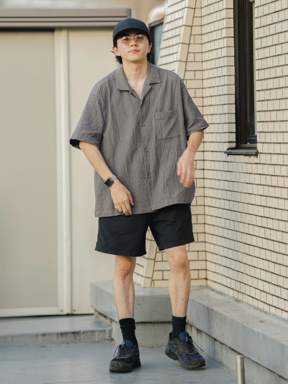 「休日スタイル、きれいめカジュアル、韓国ファッション、半袖シャツ、夏、カジュアルコーデ、オトナカジュアル、シャツスタイル、ハーフパンツ、モノトーンコーデ」｜「eyckのアイテム（シャツ/ブラウス、グレー系）」を使った、しゃちょーさん（メンズ・169cm）の夏コーディネートの1枚目の写真