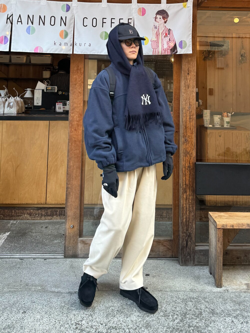 「シンプル、マフラー、マフラーぐるぐる、マフラーコーデ、白パンツ、ホワイトパンツ、ワラビー、革靴、キャップ、キャップコーデ、低身長、低身長コーデ、手袋」｜「THE NORTH FACEのTHE NORTH FACE WINDSTOPPER ETIP GLOVE / ザ・ノース・フェイス ウィンドストッパー イーチップ グローブ（手袋、ブラック系）」を使った、しゃちょーさん（メンズ・169cm）の冬コーディネートの1枚目の写真