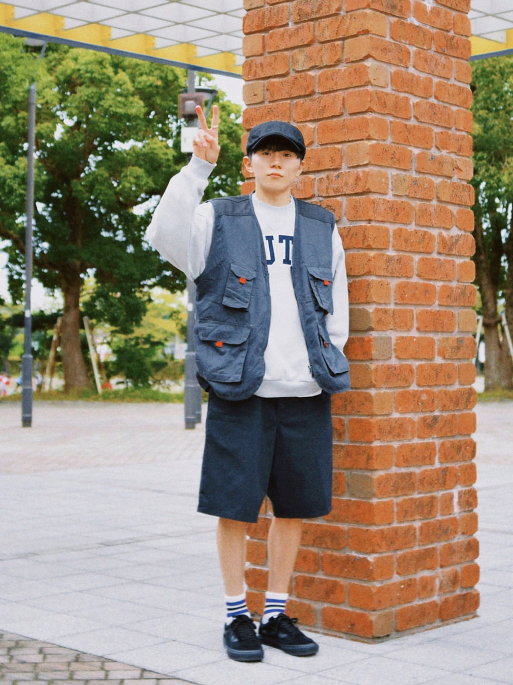 「スウェット、ビッグシルエット、グレー、ショートパンツ、秋のコーデ、ストリート、ハーフパンツ、ハンチング、ショーツ、古着MIX、短パン、ストリートMIX、秋コーデ、フィッシングベスト、秋服準備はじめました」｜「DickiesのDickies/ディッキーズ 13インチポケットワークショーツ shorts（チノパンツ、ブラック系）」を使った、しゃちょーさん（メンズ・169cm）の秋コーディネートの1枚目の写真
