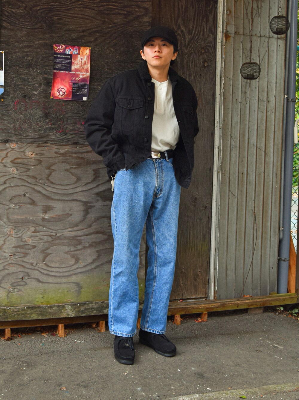 ブラック系のモカシン/デッキシューズ、パープル系のその他を着用したメンズの冬コーディネートの1枚目の写真