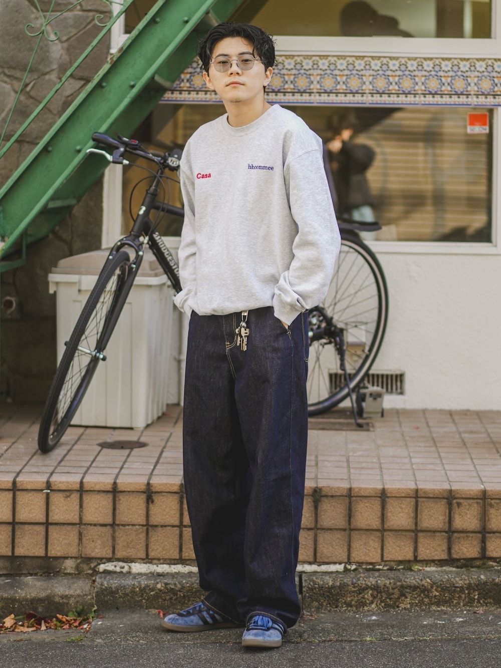 「大人カジュアル、メンズコーデ、カジュアルコーデ、大人コーデ、スウェット、スウェットコーデ、デニム、デニムパンツ、冬コーデ、スウエット」｜「BONBONのアイテム（デニムパンツ、ブルー系）」を使った、しゃちょーさん（メンズ・169cm）の冬コーディネートの1枚目の写真
