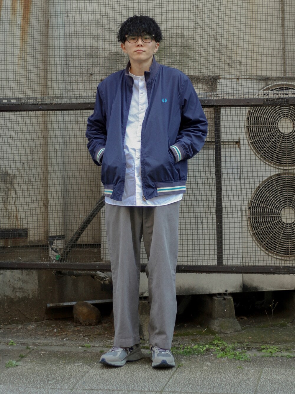 「春服みてみて、春、春服、きれいめカジュアル、カジュアルコーデ、春アウター、ブルゾン、シンプルスタイル、ノーカラーシャツ、スニーカー、ワイドパンツ、古着MIX、古着コーデ、シャツスタイル、レイヤードスタイル」｜「FRED PERRYのアイテム（ブルゾン、ブルー系）」を使った、しゃちょーさん（メンズ・169cm）の春コーディネートの1枚目の写真