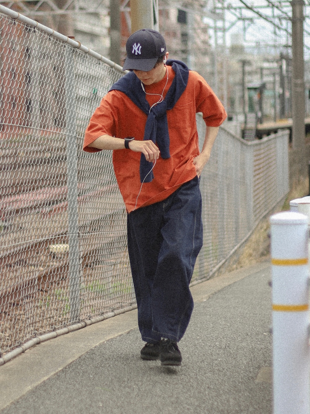 「肩掛けカーデ、肩掛け、ワイドデニム、ワイドパンツ、キャップ、ごきげんウィーク、休日コーデ、大人カジュアル、カジュアル、夏コーデ、夏、夏服、差し色、差し色(オレンジ)、シティーボーイ」｜「GUのアイテム（デニムパンツ、ブルー系）」を使った、しゃちょーさん（メンズ・169cm）の春コーディネートの1枚目の写真