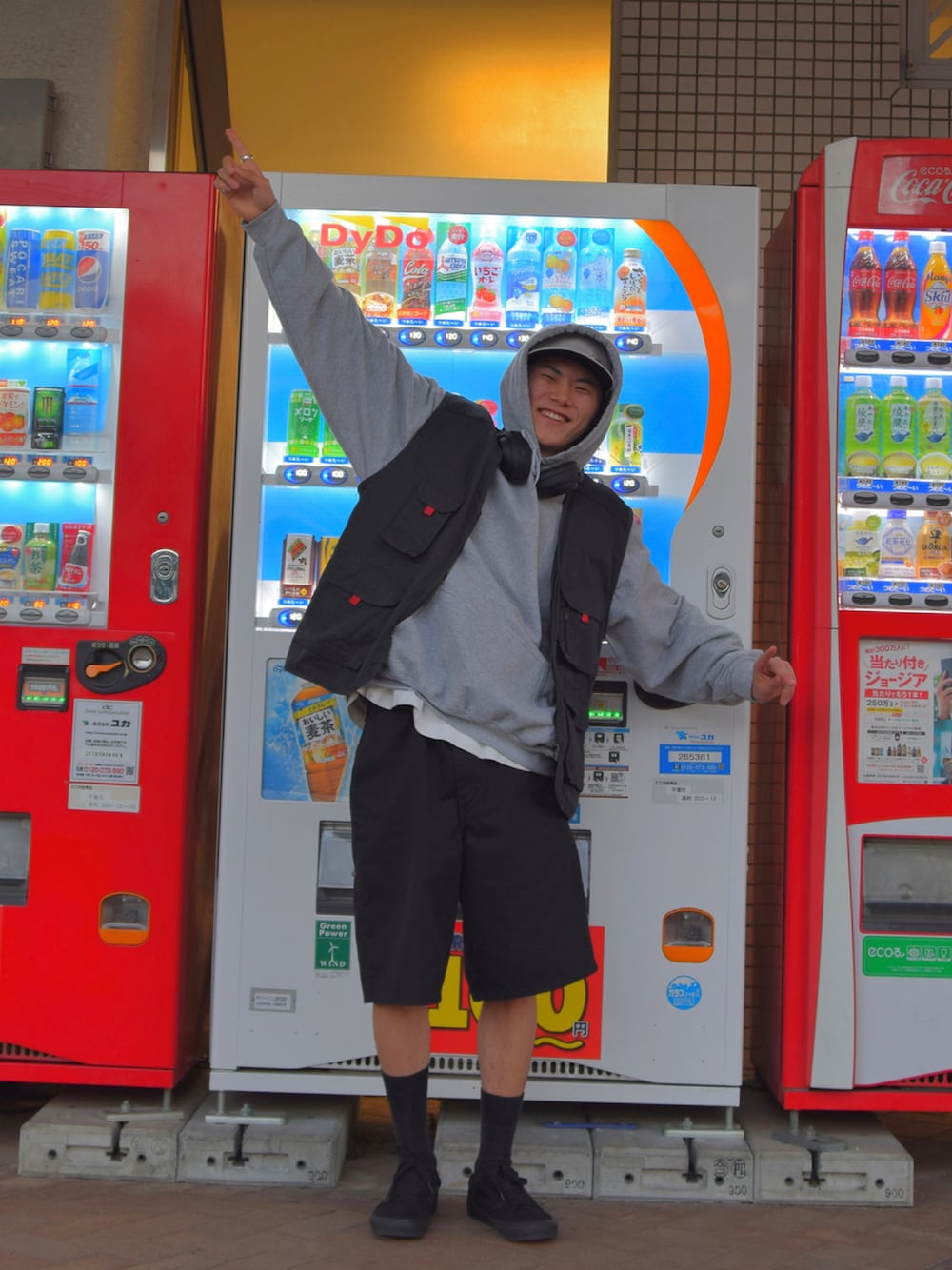 「ビッグシルエット、キャップ、パーカー、ショートパンツ、ストリート、レイヤードスタイル、ショーツ、古着MIX、ストリートMIX、黒スニーカー、ストリートファッション、ストリートコーデ、ストリート系、秋コーデ、フィッシングベスト」｜「GILDANのギルダン USAオーバーサイズ ロングスリーブ プルオーバー パーカー (裏起毛)（パーカー、グレー系）」を使った、しゃちょーさん（メンズ・169cm）の秋コーディネートの1枚目の写真