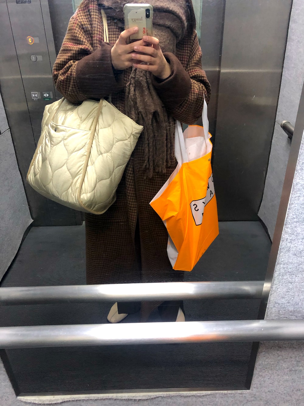 「NEUNAの２wayキルティングビッグトートバッグ（トートバッグ、ホワイト系）」を使った、ouaaaauさん（レディース・158cm）の冬コーディネートの1枚目の写真