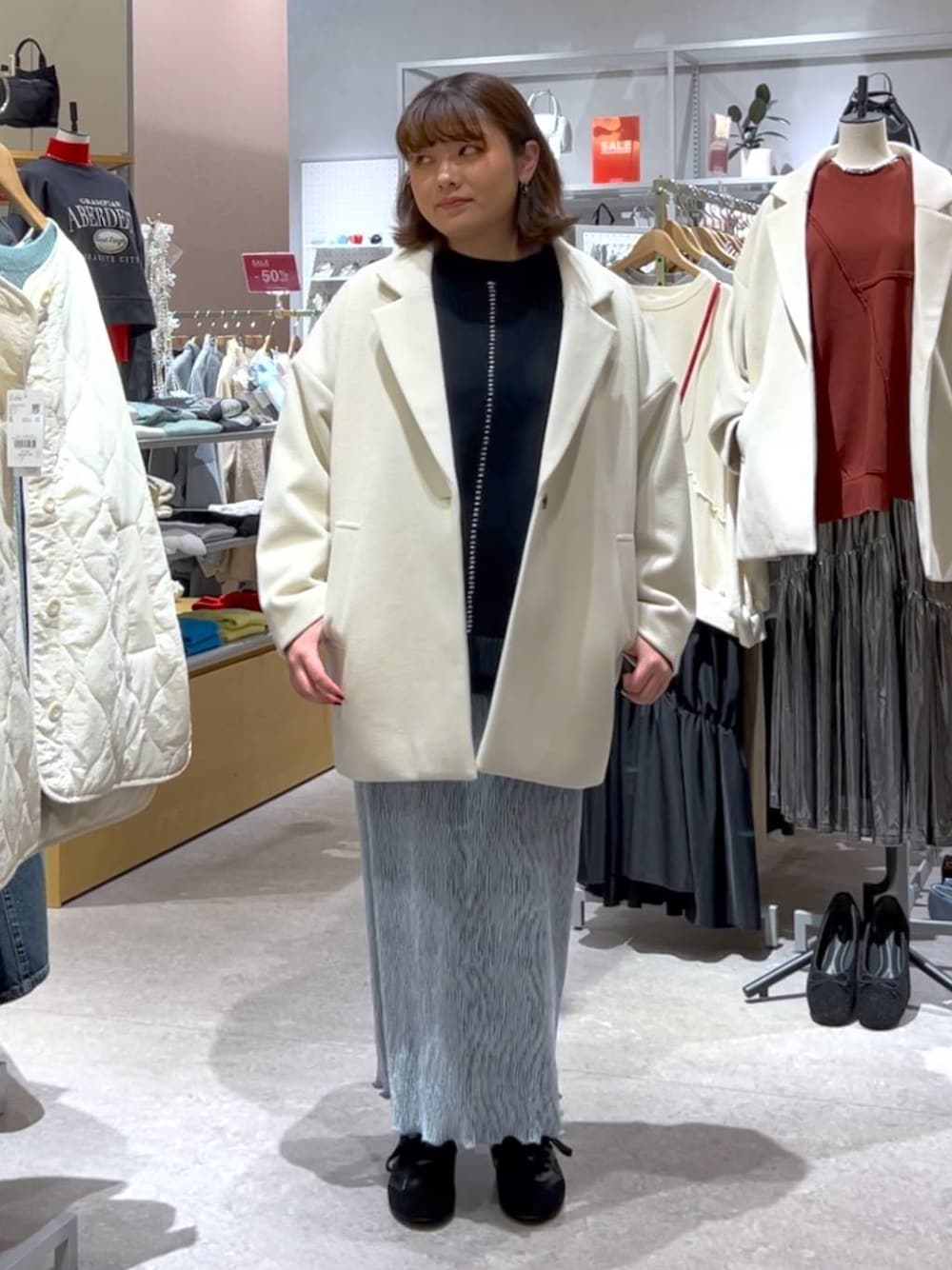 「大人カジュアル、ジャケットスタイル、着痩せ・細見え、体型カバー、個性派、ローリーズスタイル_LOWRYS FARM、大人女子カジュアル_LOWRYS FARM、LOWRYS FARM、ジャケット、ニット、スカート、スニーカー」｜「LOWRYS FARMのダブルフェイスユルジャケット 116453（チェスターコート、ホワイト系）」を使った、なっちゃんさん（レディース・160cm）の冬コーディネートの1枚目の写真