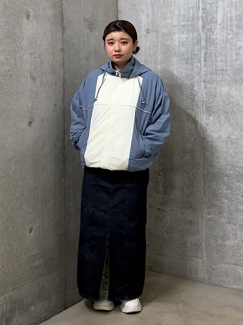 「着痩せ・細見え、体型カバー、個性派、ブルゾン、ローリーズスタイル_LOWRYS FARM、大人女子カジュアル_LOWRYS FARM、大人カジュアル、LOWRYS FARM、デート/ロマンティック、カジュアル、旅行、女子会」｜「LOWRYS FARMのＣＯＮＥ／ジャンスカ　 131367（ジャンパースカート、ブラック系）」を使った、なっちゃんさん（レディース・160cm）の秋コーディネートの1枚目の写真