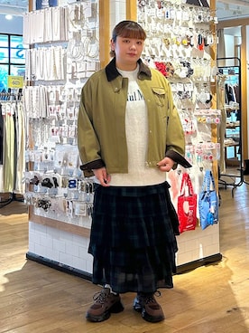 「アイテム（シュシュ）」を使った、なっちゃんさん（レディース・160cm）の秋コーディネート