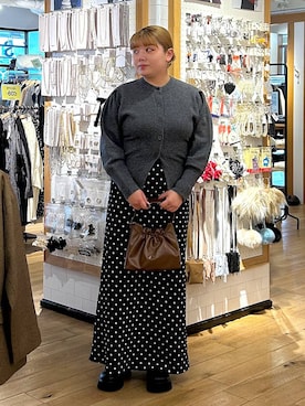 「アイテム（シュシュ）」を使った、なっちゃんさん（レディース・160cm）の秋コーディネート