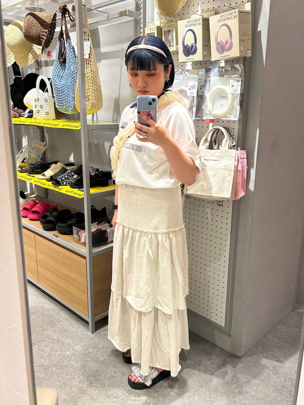「着痩せ・細見え、体型カバー、個性派、Tシャツ、LOWRYS FARM、デート/ロマンティック、旅行、女子会、カジュアル、大人女子カジュアル_LOWRYS FARM、大人カジュアル、ぽっちゃりスタッフ、スカート、サンダル」｜「LOWRYS FARMのカンドウフィットフリル　105198（サンダル、シルバー系）」を使った、なっちゃんさん（レディース・160cm）の夏コーディネートの1枚目の写真