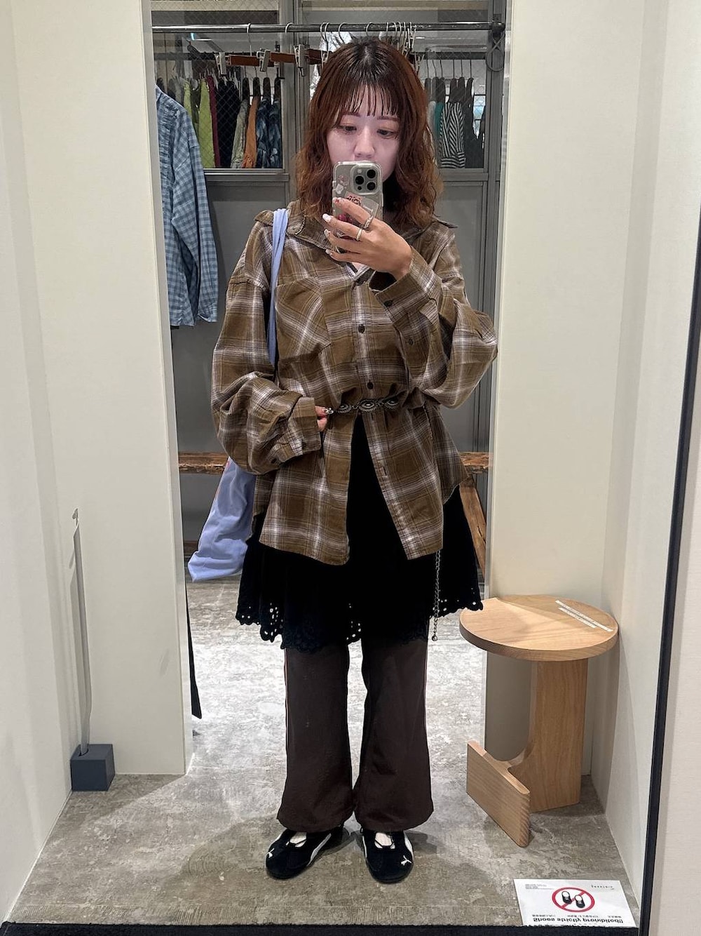 ブラウン系のシャツ/ブラウス、ブラウン系のその他パンツ、ブラック系のスカートを着用したレディースの秋コーディネートの1枚目の写真