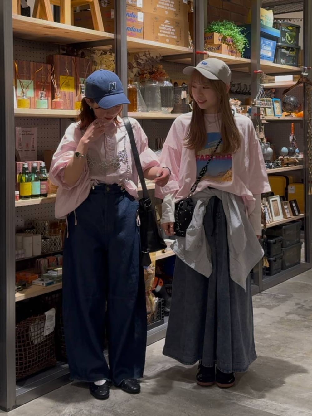 「メンズライク、低身長、カジュアル、niko and ...、リンクコーデ、おでかけ、春コーデ」｜「niko and...のマーセドロストリボンシャツ（シャツ/ブラウス、ピンク系）」を使った、おでんさん（レディース・152cm）の春コーディネートの1枚目の写真