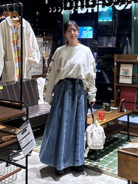 「niko and...（ニコアンド）のベルトフレアスカート（スカート、ブルー系）」を使った、おでんさん（レディース・153cm）の春コーディネート