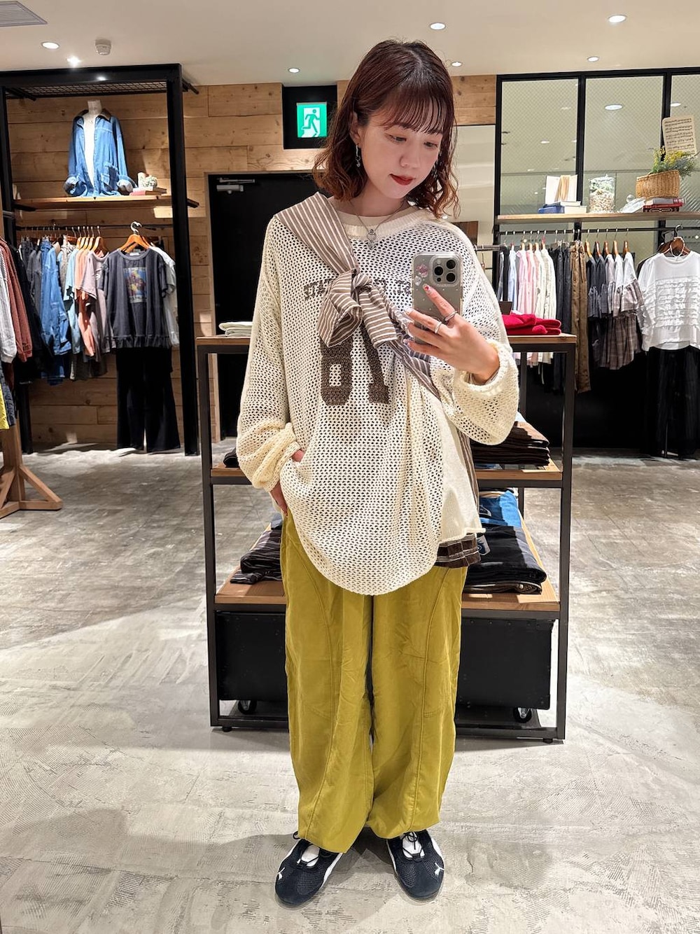 ブラウン系のシャツ/ブラウス、イエロー系のその他パンツ、ベージュ系のTシャツ/カットソーを着用したレディースの秋コーディネートの1枚目の写真