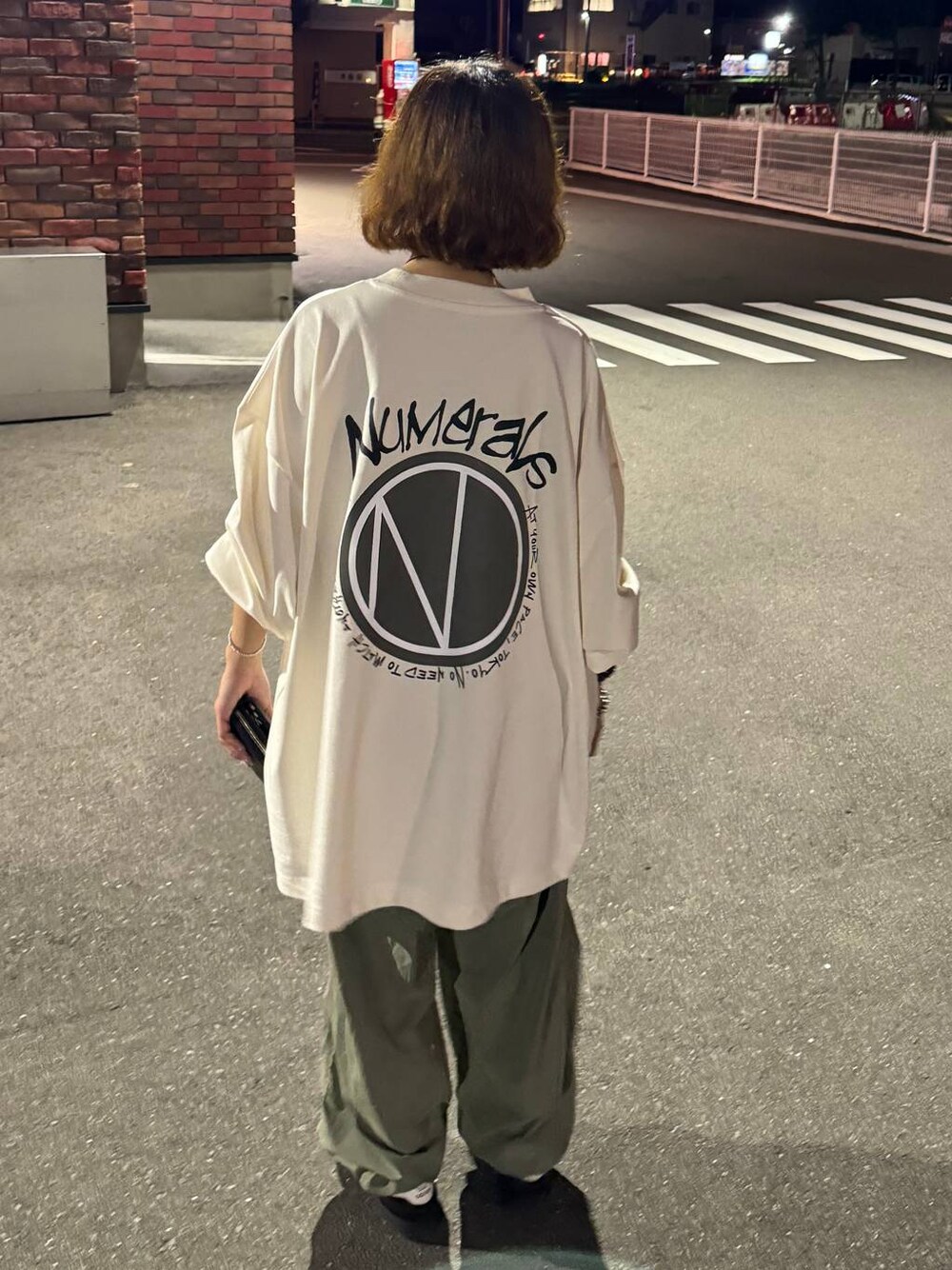 「メンズライク、低身長、カジュアル、niko and ...」｜「NUMERALSの【NUMERALS】グラフィックロングスリーブTシャツ（Tシャツ/カットソー、ホワイト系）」を使った、おでんさん（レディース・153cm）の夏コーディネートの1枚目の写真