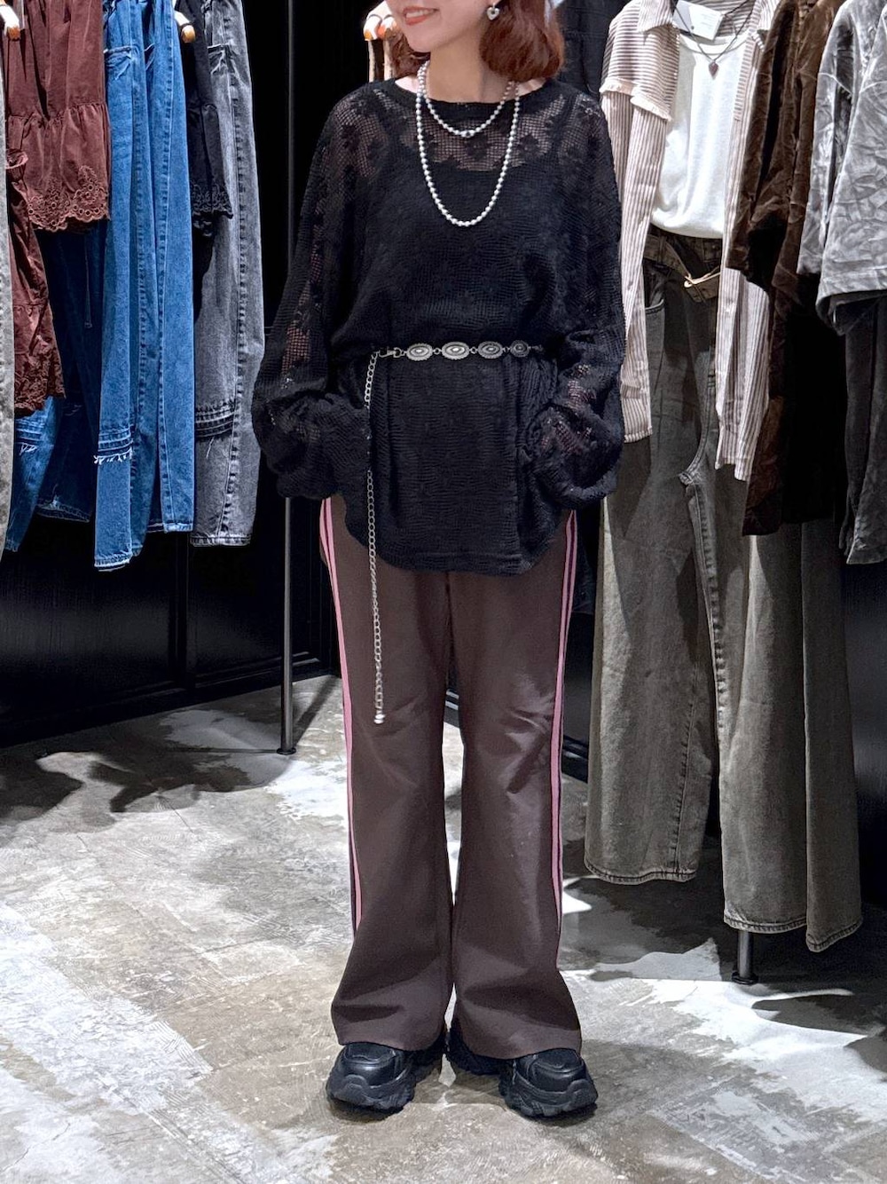 ブラウン系のその他パンツ、ブラック系のTシャツ/カットソー、ブラック系のスニーカーを着用したレディースの秋コーディネートの1枚目の写真