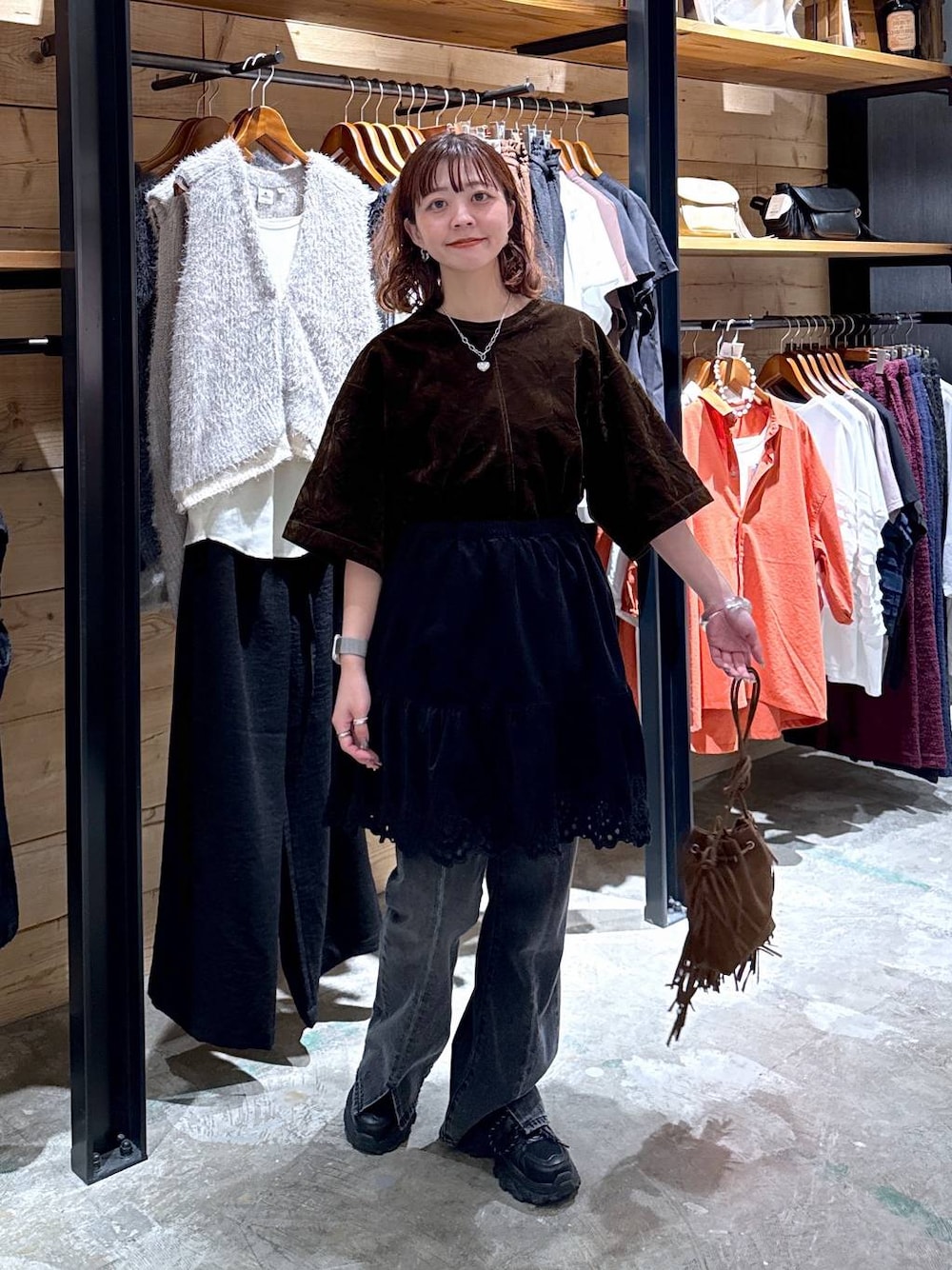 ブラウン系のシャツ/ブラウス、グレー系のデニムパンツ、ブラック系のスカートを着用したレディースの夏コーディネートの1枚目の写真