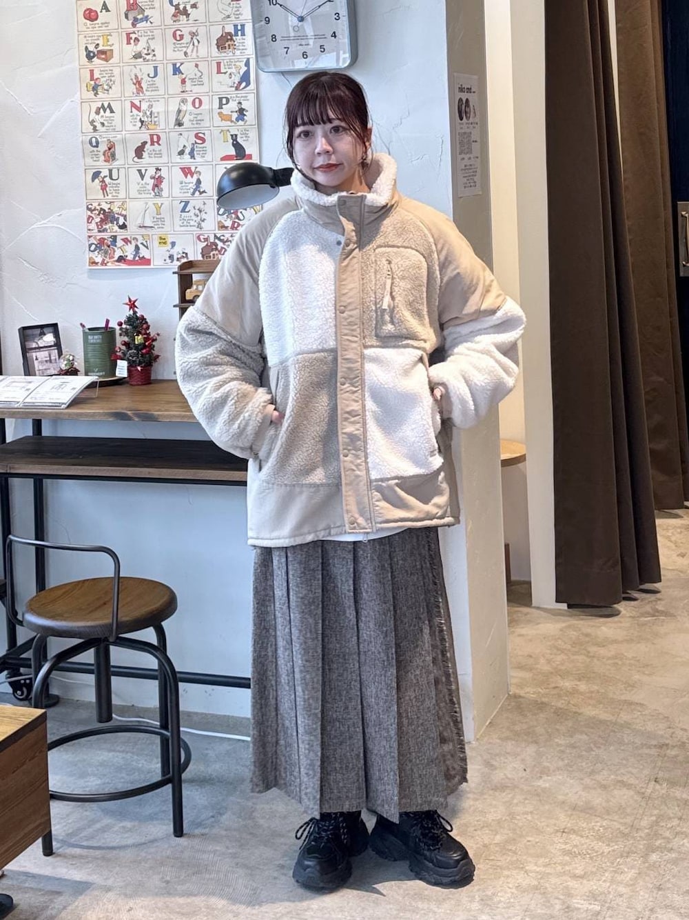 グレー系のテーラードジャケットを着用したレディースの冬コーディネートの1枚目の写真