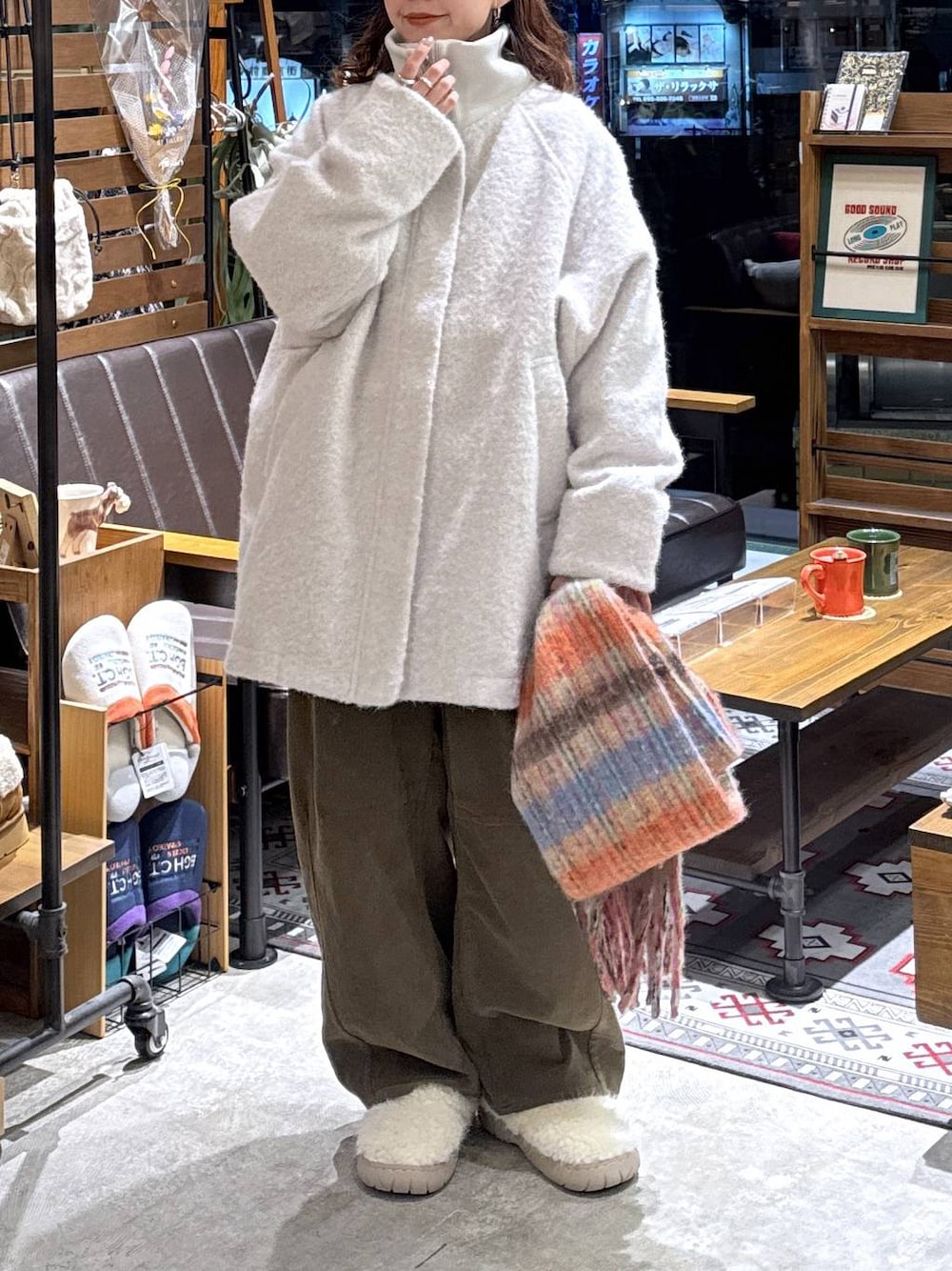 ベージュ系のスリッポン、グレー系のブルゾン、ブラウン系のその他パンツを着用したレディースの秋コーディネートの1枚目の写真