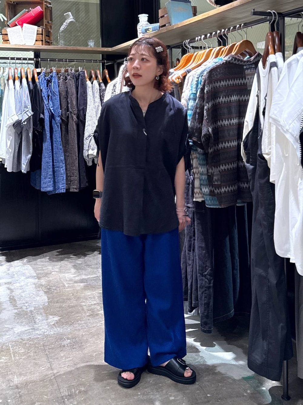 グレー系のタンクトップ、ブラック系のサンダル、ブルー系のその他パンツを着用したレディースの夏コーディネートの1枚目の写真