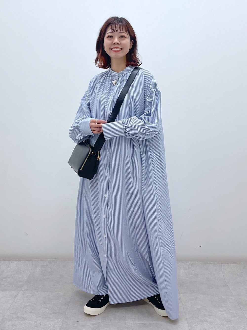「春服デビュー宣言、ワンピース、低身長、低身長コーデ、ニコアンド、ローリーズファーム(LOWRYS FARM)、ストライプワンピース、黒スニーカー、ショルダーバッグ」｜「LOWRYS FARMのボリュームシャツワンピース（ワンピース/ドレス、ブルー系）」を使った、おでんさん（レディース・153cm）の春コーディネートの1枚目の写真