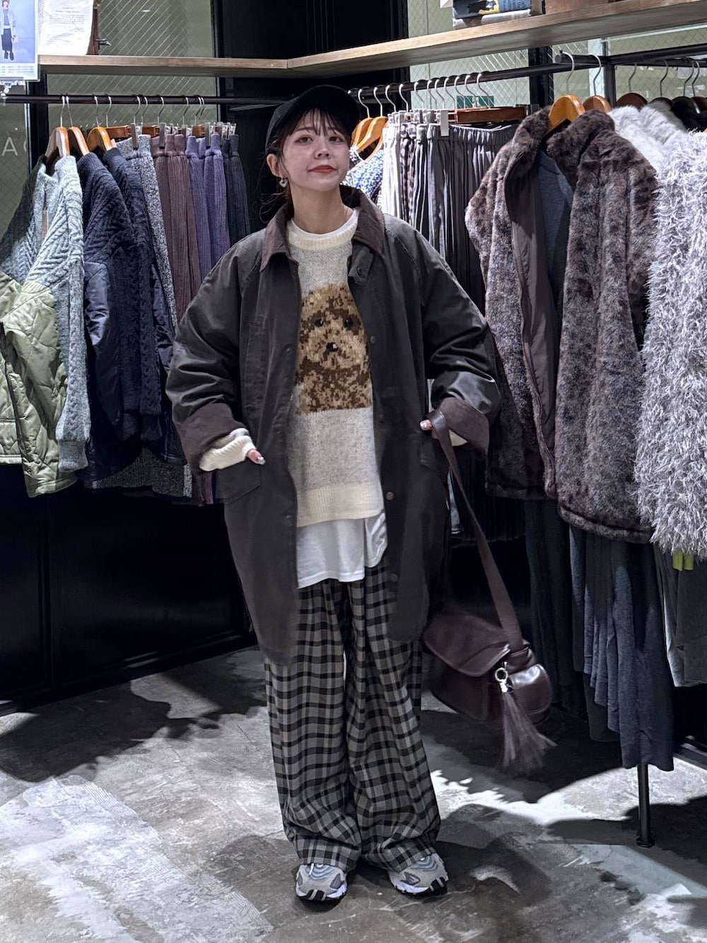 ホワイト系のTシャツ/カットソー、ブラウン系のその他パンツ、ブラウン系のその他アウターを着用したレディースの秋コーディネートの1枚目の写真