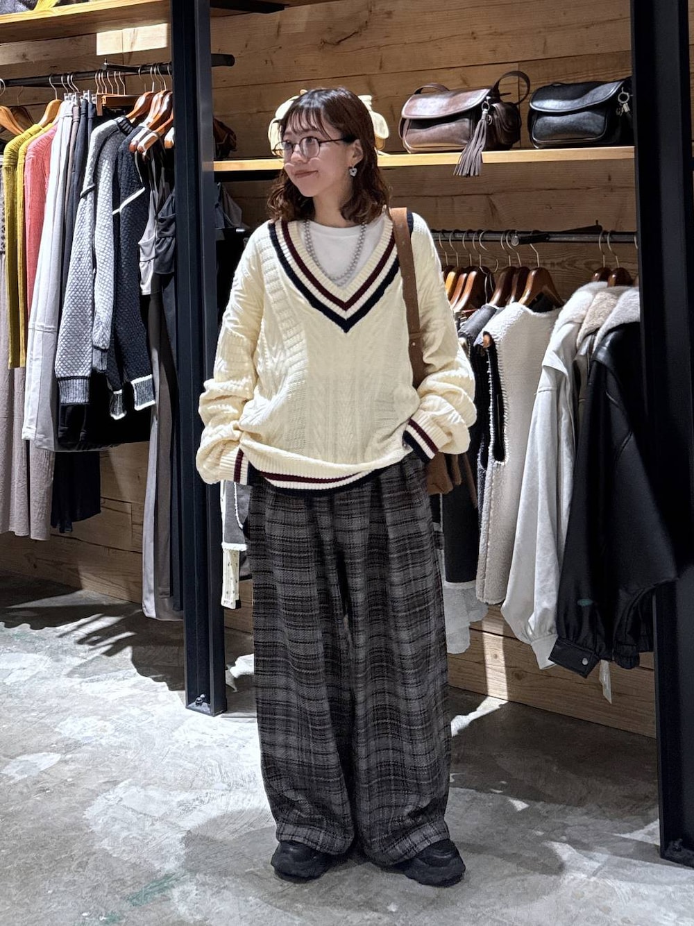 ホワイト系のTシャツ/カットソー、グレー系のその他パンツ、ブラック系のスニーカーを着用したレディースの秋コーディネートの1枚目の写真