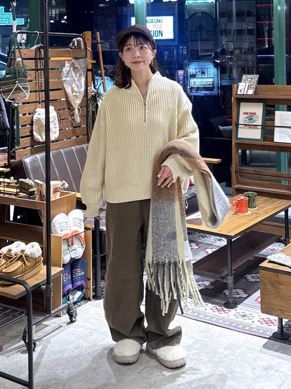 ベージュ系のスリッポン、ブラウン系のその他パンツ、ベージュ系のニット/セーターを着用したレディースの秋コーディネートの1枚目の写真