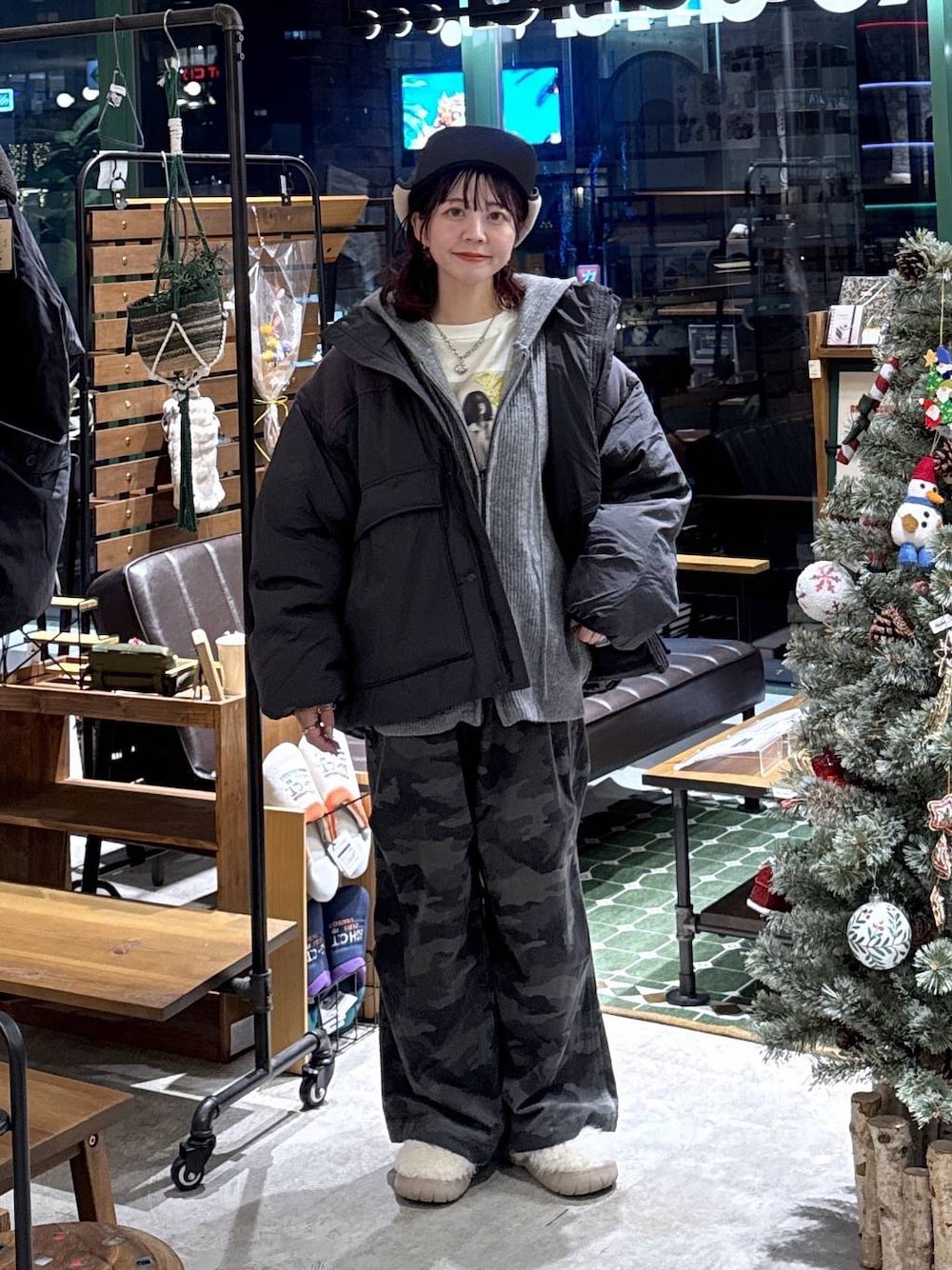 ベージュ系のスリッポン、グレー系のブルゾン、その他のその他パンツを着用したレディースの冬コーディネートの1枚目の写真