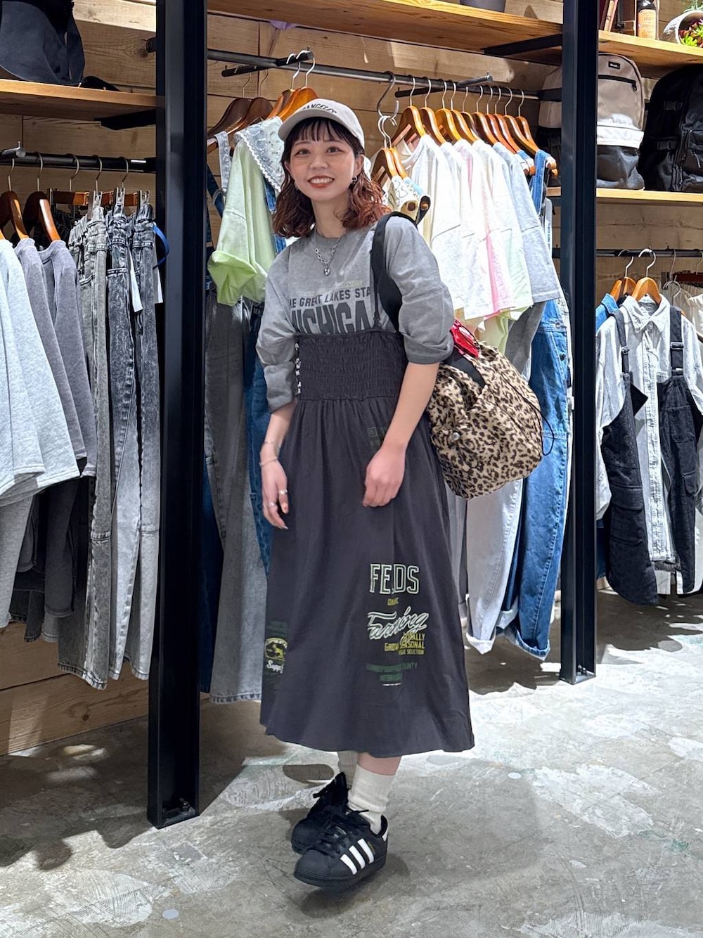 「メンズライク、低身長、カジュアル、niko and ...」｜「niko and...のオリジナルアソートロゴ刺繍キャップ（キャップ、ベージュ系）」を使った、おでんさん（レディース・152cm）の春コーディネートの1枚目の写真