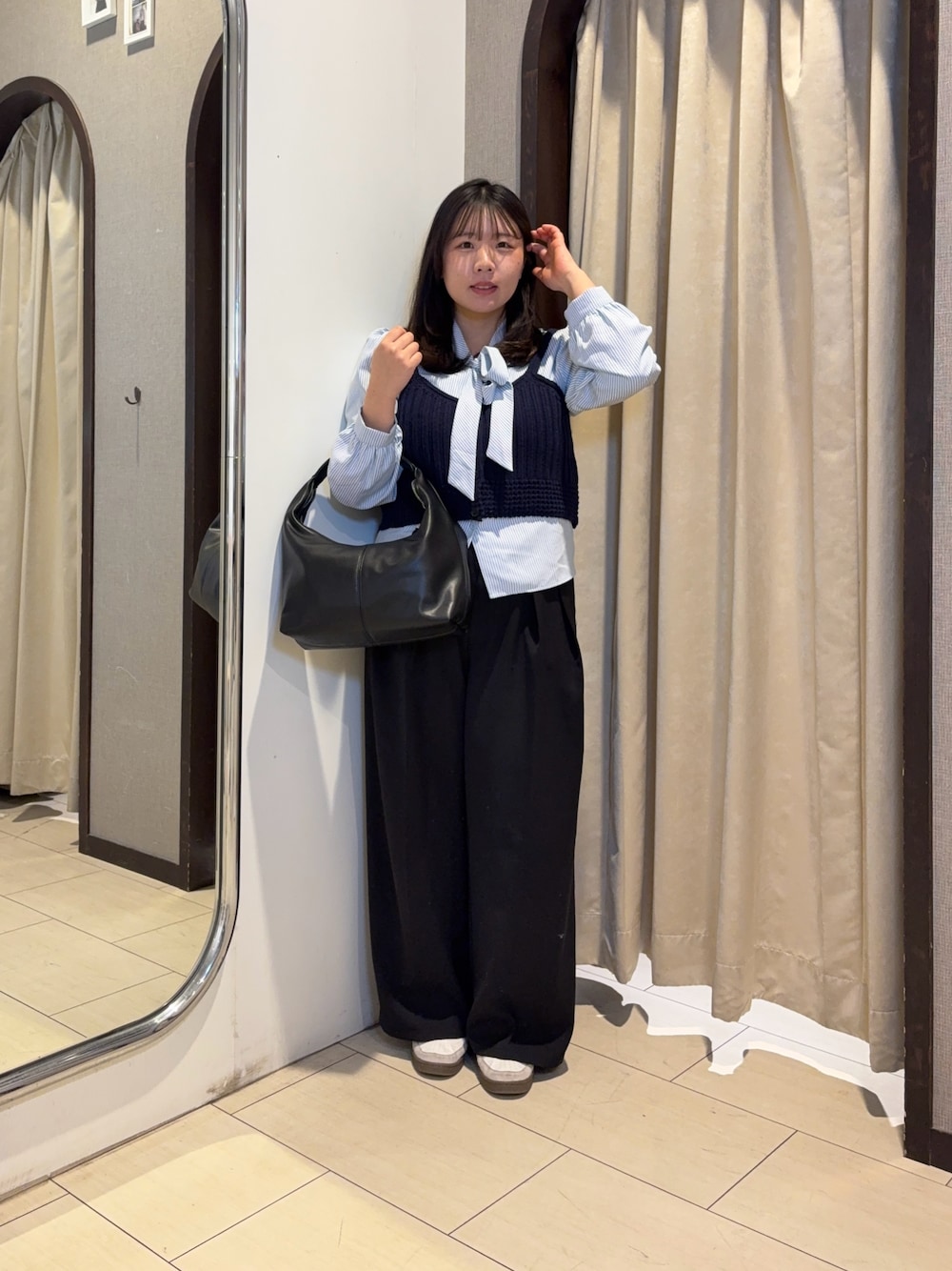 ブルー系のシャツ/ブラウス、ブラック系のその他パンツを着用したレディースの冬コーディネートの1枚目の写真