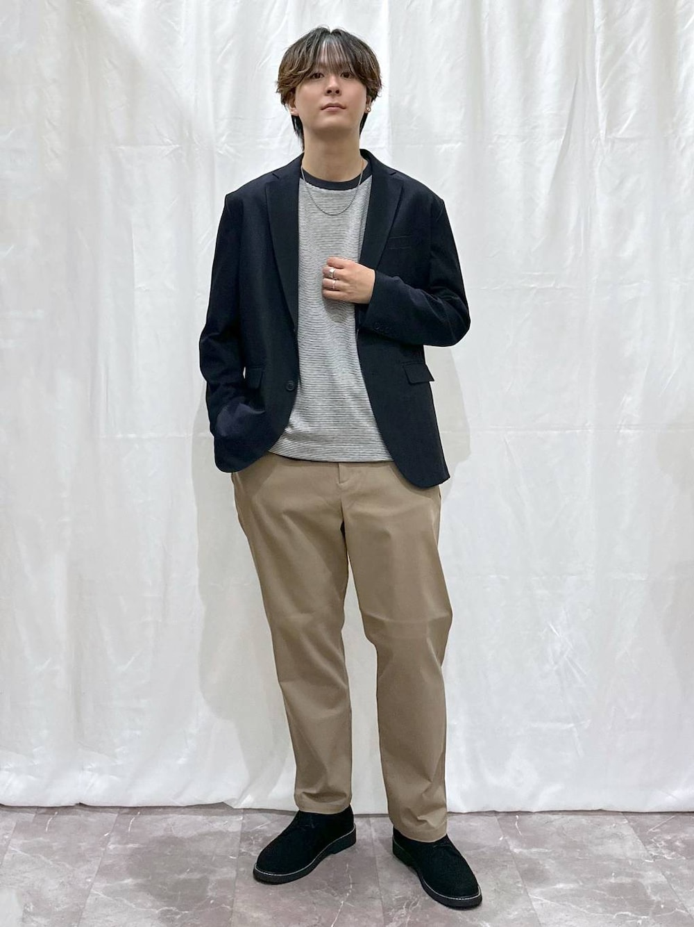 ブルー系のTシャツ/カットソー、ベージュ系のその他パンツ、その他のその他シューズを着用したメンズの秋コーディネートの1枚目の写真