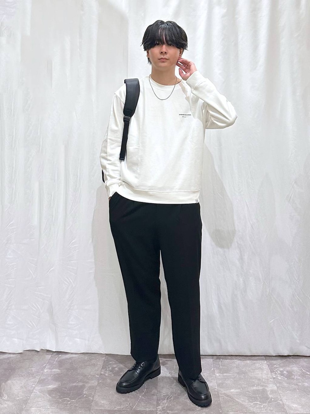 ブラック系のバックパック/リュック、ブラック系のその他シューズ、ブラック系のその他パンツを着用したメンズの秋コーディネートの1枚目の写真