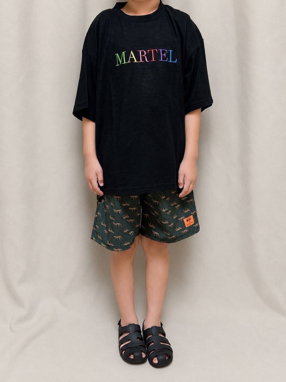 ブラック系のTシャツ/カットソー、その他のその他パンツを着用したキッズの夏コーディネートの1枚目の写真