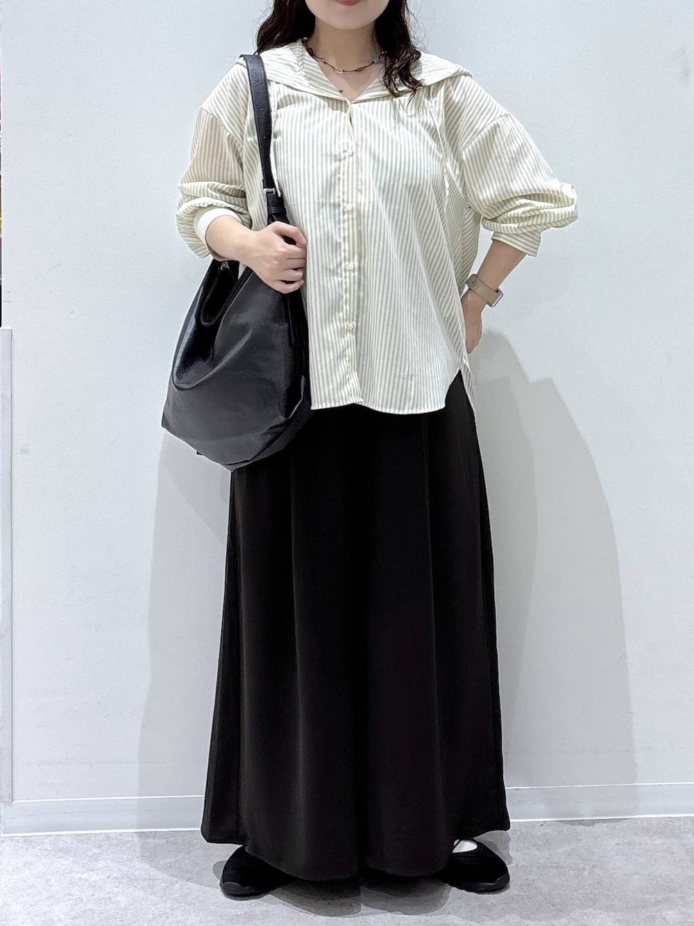 ブラック系のショルダーバッグ、ブラウン系のTシャツ/カットソー、ブラウン系のその他パンツを着用したレディースの夏コーディネートの1枚目の写真