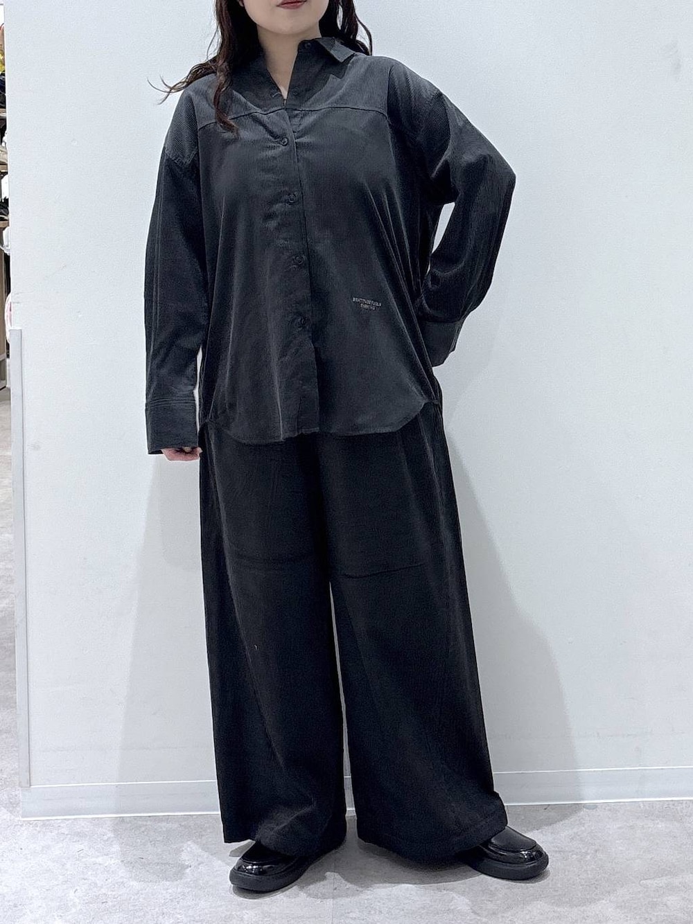 グレー系のその他パンツ、グレー系のシャツ/ブラウスを着用したレディースの秋コーディネートの1枚目の写真